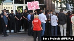 Okupljena masa ispred Vrhovnog suda u kojem se odvija suđenje u slučaju "državni udar", Podgorica
