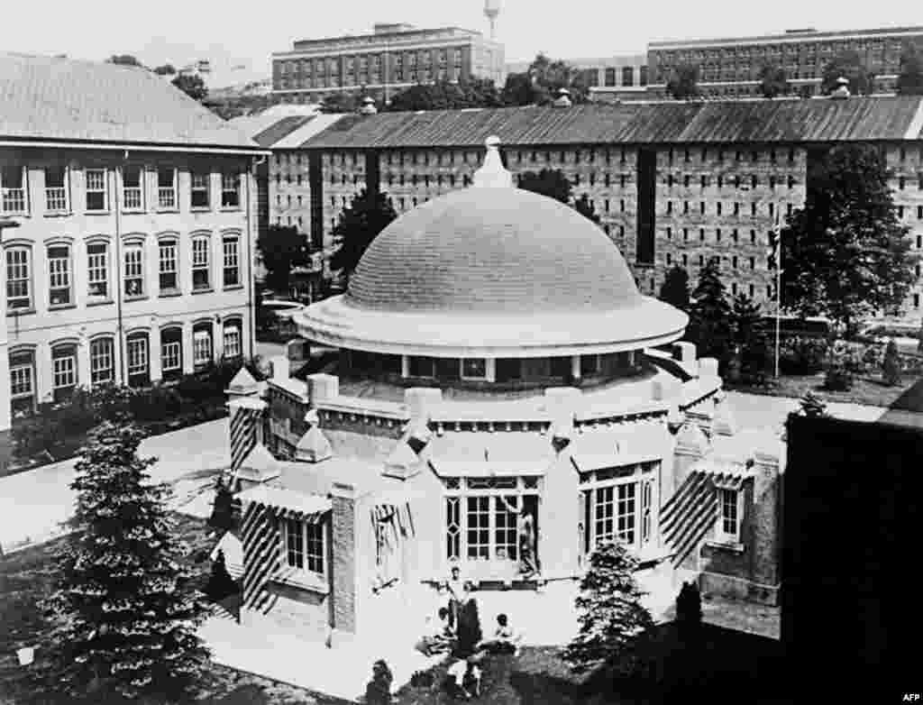 Место казни Розенбергов в штате Нью-Йорк. В ночь, когда она состоялась в Нью-Йорке около пяти тысяч человек собрались, чтобы выразить Розенбергам свою поддержку. Они считали наказание, несоразмерным вине осужденных