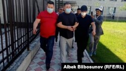 Мелис Аспеков (в центре).