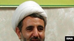 مجتبى ذوالنور روز دوشنبه از موضع موسسه تنظیم و نشر آثار رهبر پیشین جمهورى اسلامى در باره نشان دادن تصویرى پاره شده از وى در سیماى جمهورى اسلامى به شدت انتقاد کرد.