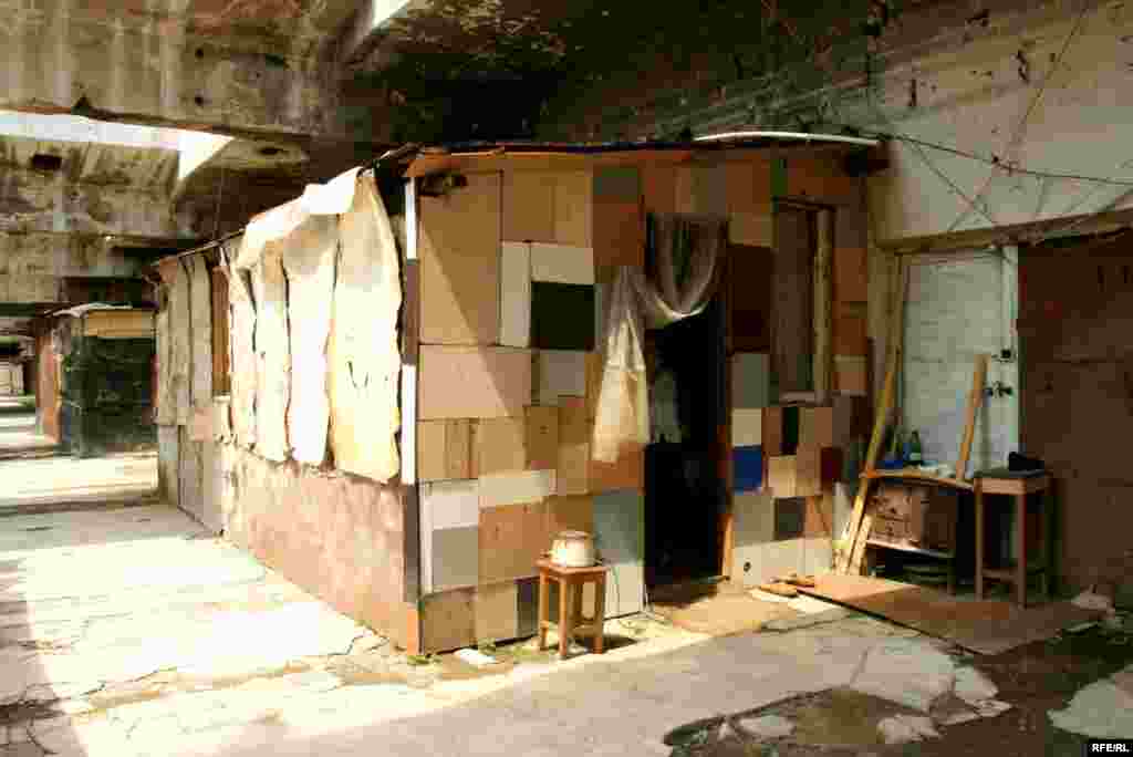 Живут «фабриканты» и в таких самодельных лачугах из фанеры