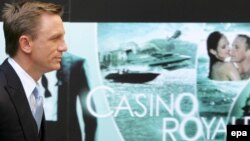 Muntenegru, țară de spioni și corupție, este decorul ficțional din episodul Casino Royale'al francizei James Bond, chiar dacă filmarea a avut loc în... Karlovy Vary, Cehia. 