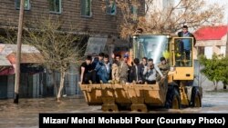 نیروهای محلی در حال بررسی خسارات سیل در آق‌قلا؛ پنجم فروردین ۹۸.