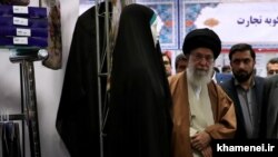 بازدید رهبر جمهوری اسلامی از غرفه شرکت حجاب شهرکرد در نمایشگاه کالای ایرانی در اردیبهشت ۹۷