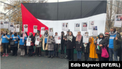 Okupljeni u Sarajevu nosili su maske s natpisom: "Zaustavite ubijanje novinara!" te fotografije ubijene djece u Gazi. Sarajevo, 30. novembar 2024.