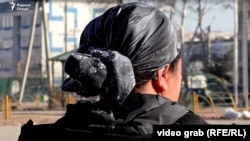 Mavzsuda, egy 30-as éveiben járó egyedülálló anya abból él, hogy kuncsaftokat hajt fel dusanbei szexmunkásoknak.