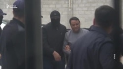 Баку - Бишкек: Райымбек Матраимов жети айдан кийин абактан чыкты 