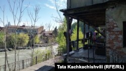 სახლები მდინარე რიონის სანაპიროზე