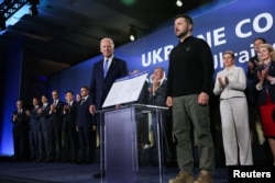 Президент США Джо Байден та президент України Володимир Зеленський на полях саміту НАТО у Вашингтоні, США, 11 липня 2024 року