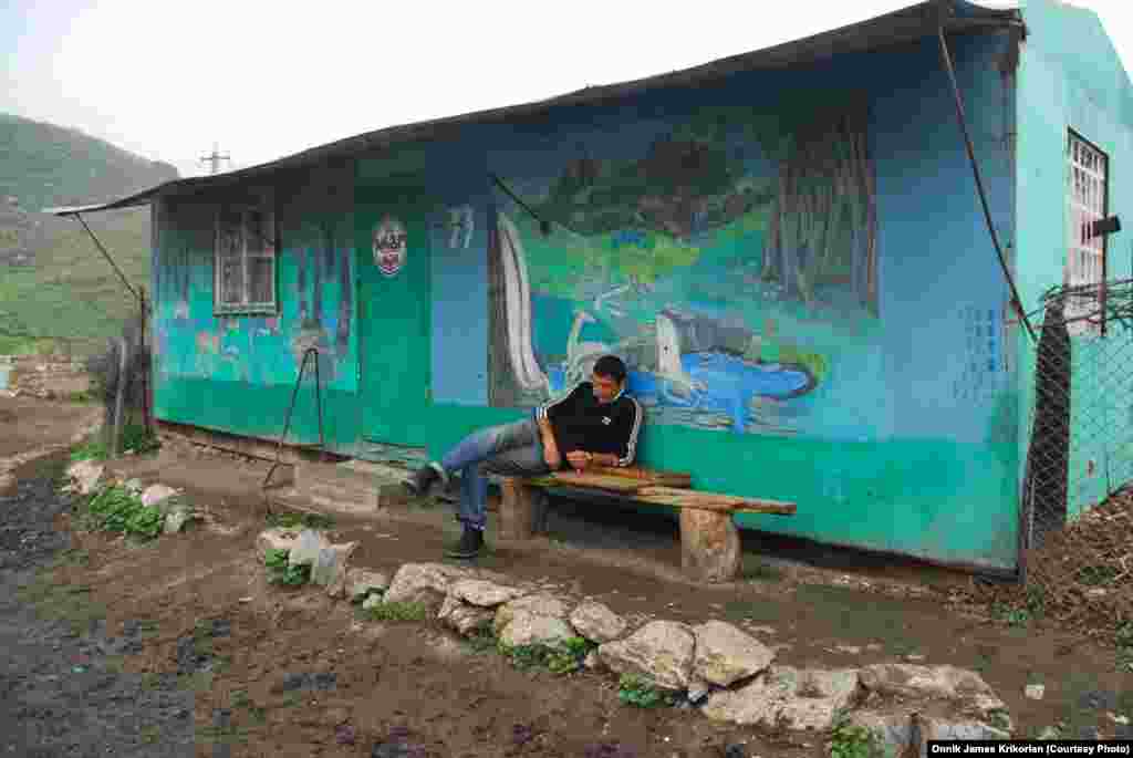 Азербайджанец в соседнем с Цопи селе Ходжурни. Здесь противоположная демографическая ситуация: армяне составляют большинство - 80%, а азербайджанцы в меньшинстве. 