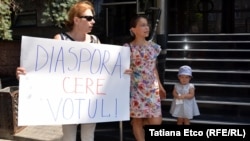 Protest al diasporei în fața Comisiei Electorale Centrale, Chișinău, august 2018