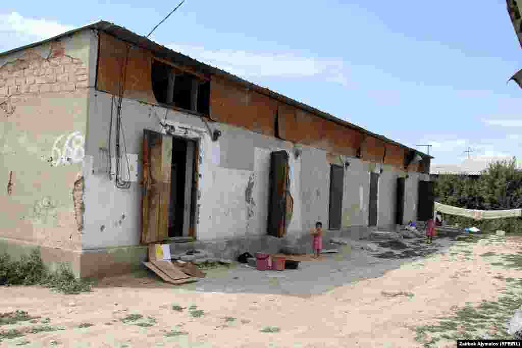 Короосу тосулбаган ижараларда жашоо кооптуу. Себеби эшигин көчөдөн өткөн мастар жөөлөп кетиши мүмкүн.