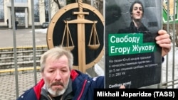 Tüntető a moszkvai városi bíróság előtt. A férfi szabadságot követel Jegor Zsukovnak, aki „YouTube-csatornáján békés tüntetésre szólított fel, ezért szélsőségesség miatt 5 év börtönt kaphatott volna az orosz Btk. alapján”. Zsukovot végül három év felfüggesztett börtönre ítélték.