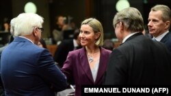 Federica Mogherini (centru), cu șefii diplomațiilor germană (Frank-Walter Steinmeier, stînga) și finlandeză (Timo Soini, al doilea din dreapta)