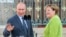 Президент России Владимир Путин и канцлер Германии Ангела Меркель общаются с прессой в правительственной резиденции Мезеберг, Германия, 18 августа 2018 года