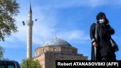 Një grua me maskë mbrojtëse kalon pranë Xhamisë Mustafa Pasha në Shkup - foto nga arkivi. 
