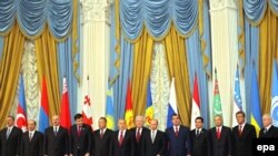 Проблема "третьего срока" вполне универсальна для стран бывшего СССР. Жажда исчерпавших свой срок президентов остаться у власти часто оказывается сильнее действующего законодательства 