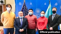  Шинжаңдан качып келген эки этникалык казак Казакстандагы АКШ элчилигинин кабыл алуусунда. 