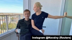 Aleksei Navalnîi cu soția lui, Iulia Navalnaia, la Spitalul Charite în Berlin, 21 septembrie 2020