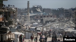Израиль әскерінің шабуылынан кейін үйлерін тастап шығып жатқан палестиналықтар. Газа секторының солтүстігі. 16 мамыр 2025 жыл.