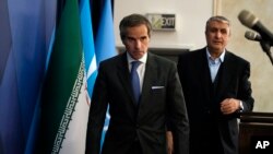 رافائل گروسی، رئیس آژانس بین‌المللی انرژی اتمی، و محمد اسلامی، رئیس سازمان انرژی اتمی ایران