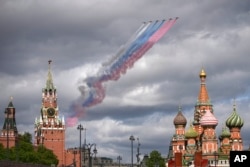 Винищувачі Су-25 російських ВПС пролітають над Красною площею під час репетиції військового параду у Москві, 5 травня 2025 року