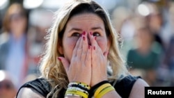 Një grua duke shikuar drejtpërdrejt nga Tel Avivi lirimin e të pengjeve izraelite në Gazë.