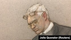 Жулиан Ассанждын бул көз айнекчен чийме сүрөтү Лондондогу соттун жүрүшүндө тартылган. 2020-жылдын 24-февралы.