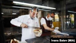 Punëtorë në një biznes të ushqimit të shpejtë në Shkup. Fotografi nga arkvi. 