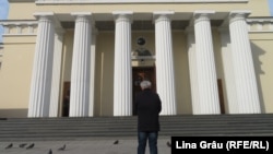 Un credincios asistând la slujbă în fața Catedralei mitropolitane din Chișinău