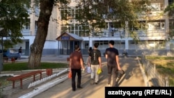 Студенты у общежития университета в Алматы. 16 сентября 2025 года