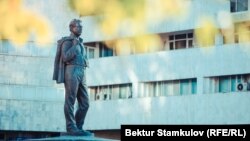 ​2011-жылы 31-августта Бишкектеги Ала-Тоо аянтында кыргыздын залкар жазуучусу Чыңгыз Айтматовдун айкели орнотулган. 