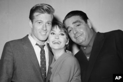 Robert Redford, Elizabeth Ashley și Kurt Kaznar, în culise în seara premierei piesei de comedie „Desculț în parc”, regizată de Mike Nichols, la New York, pe 23 octombrie 1963.