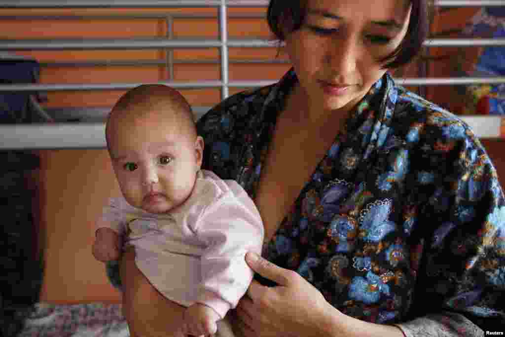 Мать-одиночка из Таджикистана в Кризисном центре для женщин. Москва. 2011.