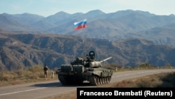 Президент Азербайджану Ільгам Алієв згадував про турецьких миротворців у врегулюванні конфлікту навколо Карабаху. Але чи приїдуть вони туди насправді? Російські ж танки у Вірменії вже є