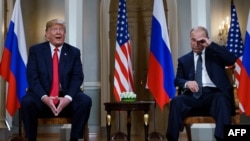 Президент США Дональд Трамп (ліворуч) робить заяву для преси, а президент Росії Володимир Путін слухає – перед зустріччю в Гельсінкі, 16 липня 2018 року