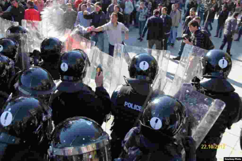 Kosovo - Protests at Mother Teresa Square, Pristina 22Oct2012