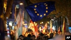Демонстранты с флагами Грузии и ЕС на митинге против предполагаемых нарушений на парламентских выборах, Тбилиси, 4 ноября 2024 года