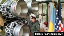 Украинский офицер осматривает ракету УР-100Н перед ее демонтажем. Ракета была уничтожена в рамках отказа Украины от ядерного оружия, что было обусловлено Будапештским меморандумом, подписанным в 1994 году. Днепр, 26 февраля 1999 года