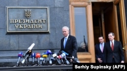 Сенатор Рон Джонсон (зліва)