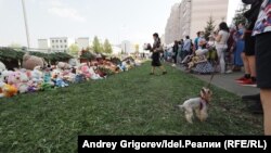 Татарстан. Казандагы мектепте жапырт ок атуунун курмандыктарын эскерүү. 12-май, 2021-жыл. 