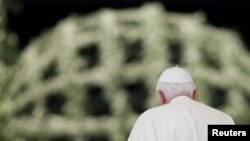 Papa Benedikt XVI. nakon audijencije na Trgu Svetoga Petra, 30. jun 2010.