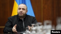 За словами міністра, минулого року Україна розробила план системних далекобійних операцій і законтрактувала кілька десятків тисяч далекобійних дронів, «що дозволило регулярно здійснювати високоточні удари по критичних цілях у глибині ворога»