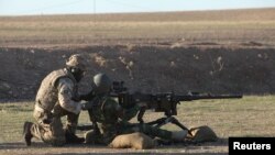 Britanski vojnik obučava kurdskog borca Peshmerga na streljani u Irbilu, u iračkoj autonomnoj regiji Kurdistan na sjeveru, 5. novembar 2014.