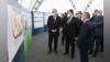 Премьер-министры Узбекистана Абдулла Арипов и Аскар Мамин знакомятся с проектом Международного центра торгово-экономического сотрудничества, 10 апреля 2021 года. 