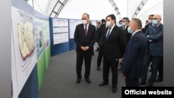 Премьер-министры Узбекистана Абдулла Арипов и Аскар Мамин знакомятся с проектом Международного центра торгово-экономического сотрудничества, 10 апреля 2021 года. 
