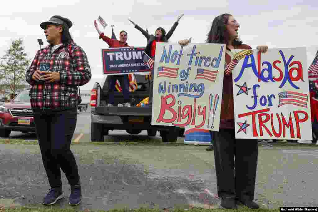 Люди з плакатами під час мітингу на підтримку мирних зусиль президента США Дональда Трампа в день його зустрічі з президентом Росії Володимиром Путіним для переговорів про припинення війни в Україні, Анкоридж, Аляска, 15 серпня 2025 року