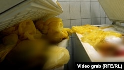 Zbog prenatrpanosti, vrata zamrzivača se više ne zatvaraju pa je počelo i njihovo topljenje (Foto: Ginekološkoj klinici u Prištini, 16. septembra 2021)