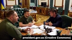 УКРАИНА - Украинскиот претседател Володимир Зеленски со американскиот актер Шон Пен за време на состанокот во Киев, 28 јуни 2022 година