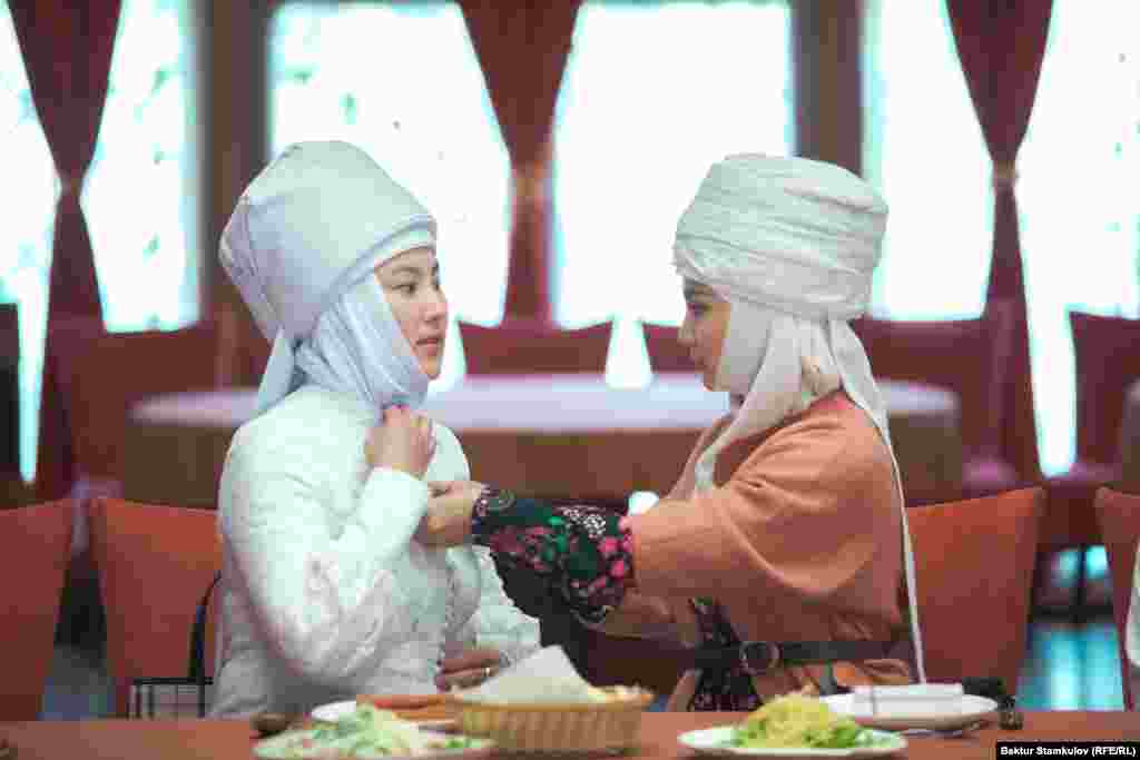 Ак элечек оронгон айымдар.